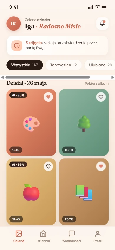 Aplikacja Foto Dziecka na telefonie. Rodzic widzi zdjęcia tylko swojego dziecka, AI sugeruje tagi, opiekun zatwierdza przed publikacją. Realizacja: AI Scaling Systems pod marką Wzorowa Placówka.