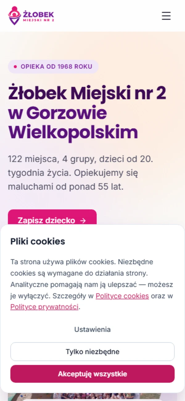 Strona Żłobka Miejskiego nr 2 w Gorzowie na telefonie. Responsywny układ mobile-first, 375 pikseli szerokości, czytelna typografia, dotykowe przyciski 44 piksele.